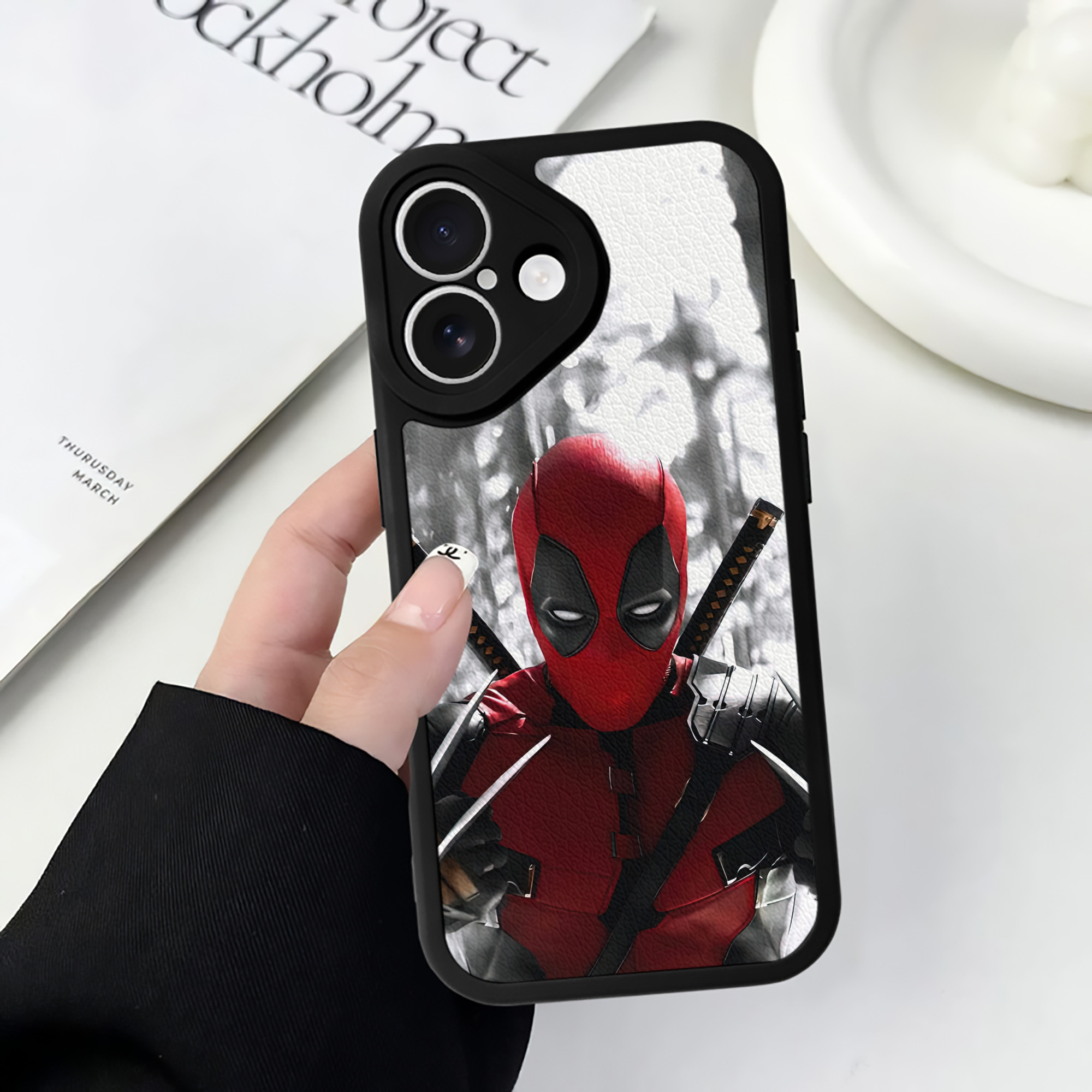 （画像用） Deadpool デッドプール 【iPhone 16シリーズ対応】シリコンスマホケース（レザー調） 材質：シリコン